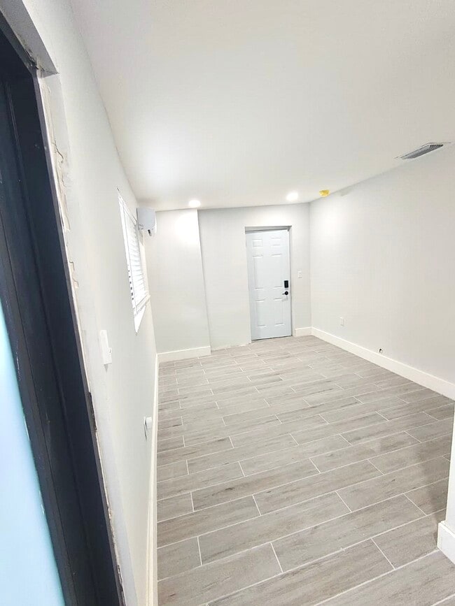 Building Photo - 141 NE 183rd Ter