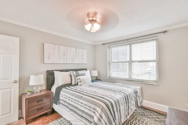 Building Photo - 300 W Peachtree St NW