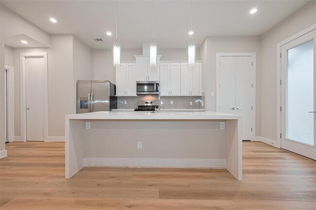 Foto del edificio - 8108 Esther Acres Ln