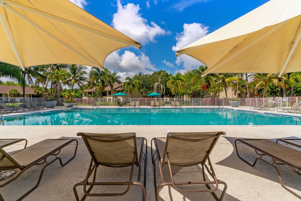 Harbour Cay and Harbour Cay South Apartments 1215 SE Glenwood Dr