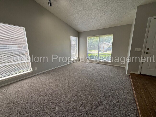 Foto del edificio - FOR LEASE | Eastland Acres | Available Now!
