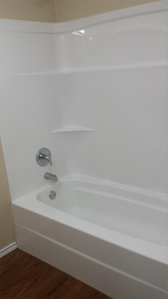 Foto del edificio - 308 N Cleburne Whitney Rd