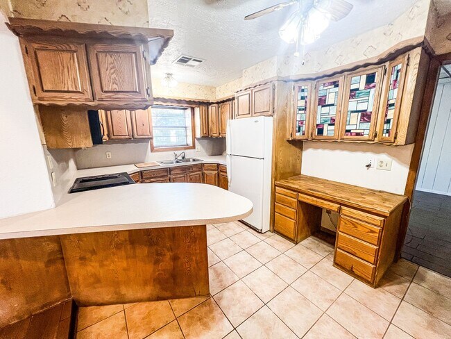 Foto del edificio - Spacious 1BR Apt. with Covered Parking