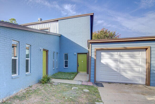 Building Photo - 1807 Briar Hill Dr