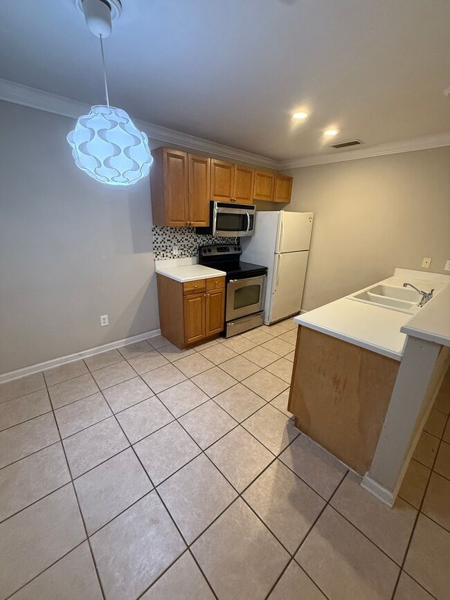 Building Photo - Studio available August 2025!!