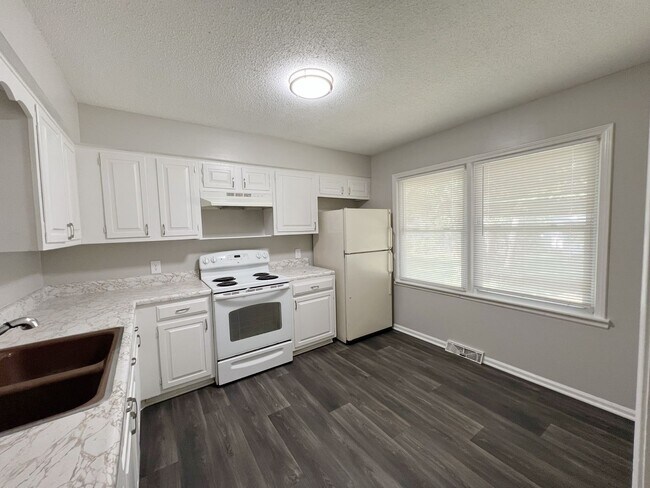 Foto del edificio - SEE IT NOW: Beautiful 2-Bedroom Home in Lo...