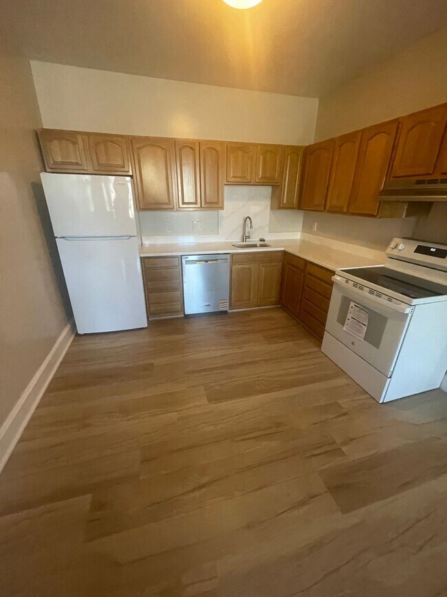 2BR 1Bth unit. Heat/Hot Water included. Va... - 2BR 1Bth unit. Heat/Hot Water included. Va... House