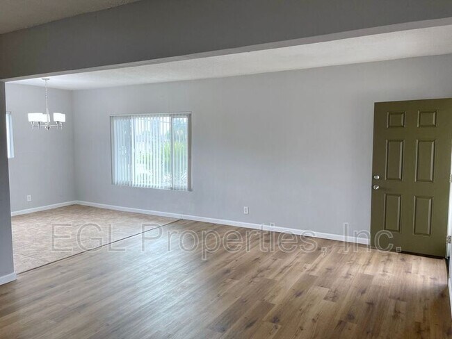 Foto del edificio - 8055 Chapman Ave