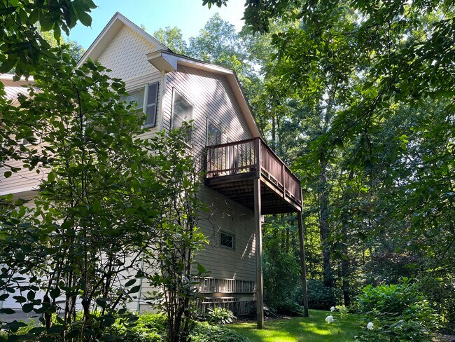 Tree top balcony - 163 Maple Ridge Rd