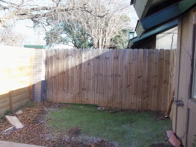 Foto del edificio - Four plex in South Austin, Westgate area - 1 bedroom and 1 bathroom
