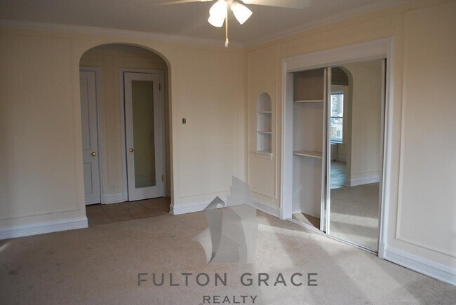 Building Photo - W Barry Ave