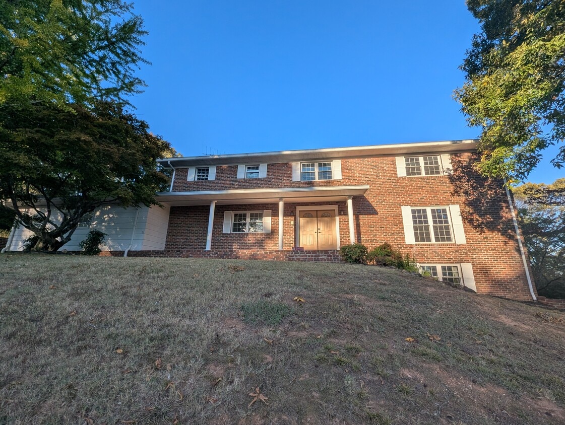 Primary Photo - 201 Highland Cir