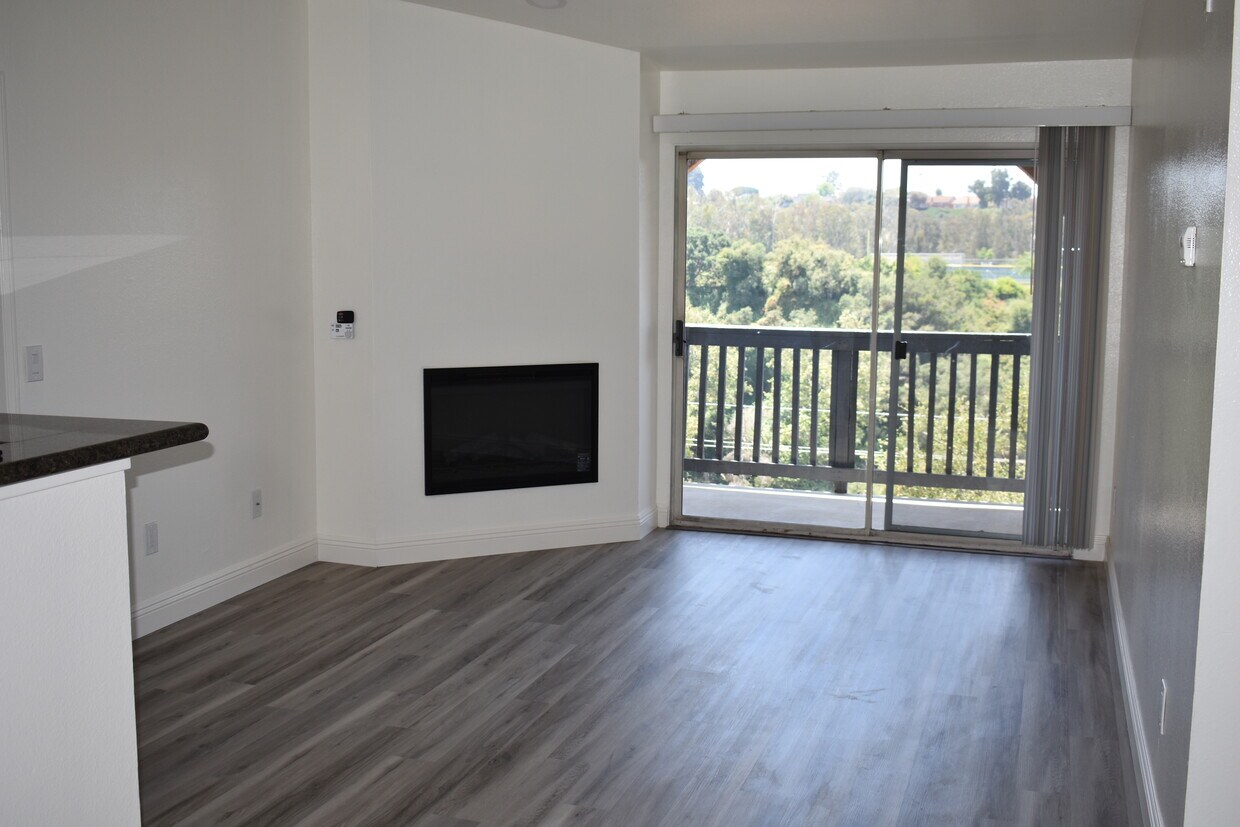 Spacious Living Room - 7120 Shoreline Dr