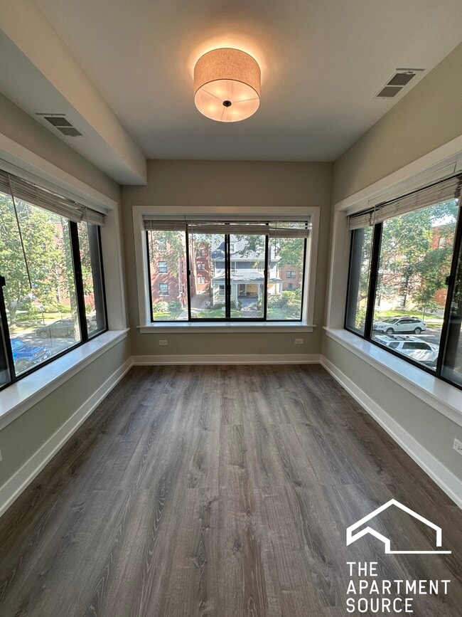 Building Photo - 1002 Crain St