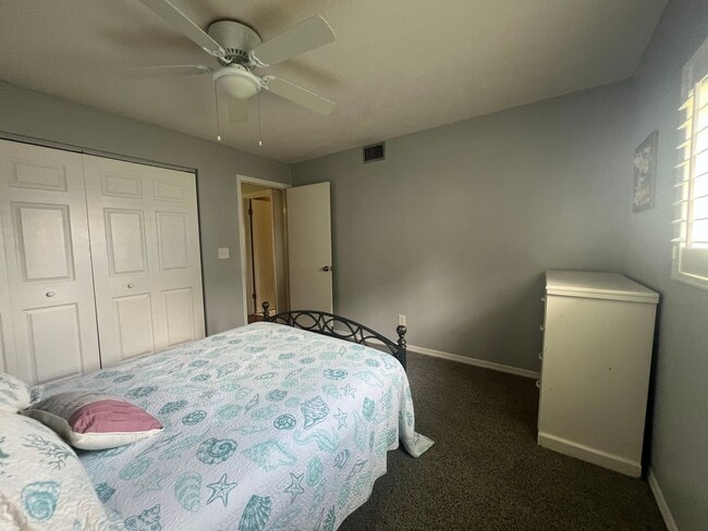 Foto del edificio - BEAUTIFUL and Renovated Riverfront Furnish...