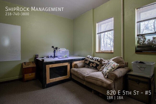 Foto del edificio - 820 E 5th St