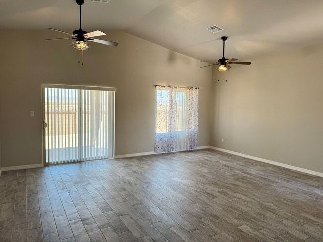 Building Photo - Enjoy the afternoon views in the 3 Bedroom...