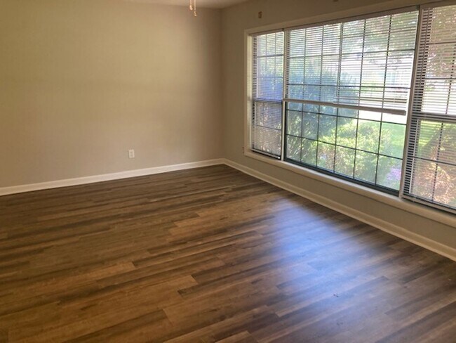 Foto del edificio - COMING SOON  3BR/21.5BA-1500 SF - Fenced yard