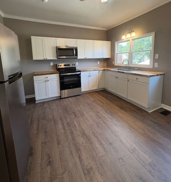 Building Photo - ? Bristol Living at Its Best – Newly Remodeled 2 Bedroom Home!