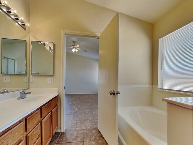 Foto del edificio - 4528 Possum Berry Ln