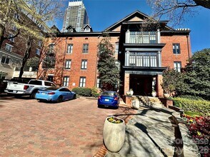 Building Photo - 229 N Poplar St