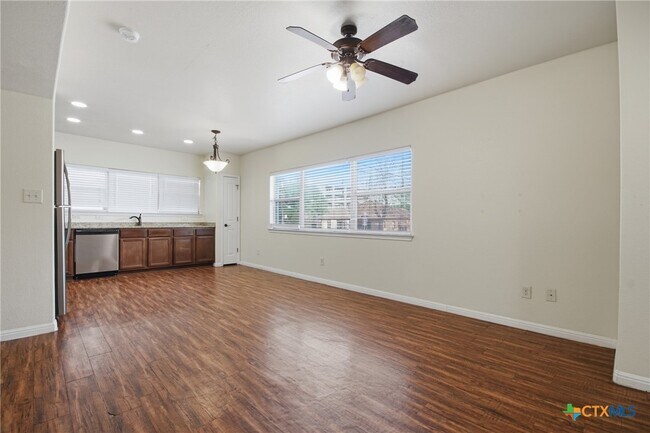 Foto del edificio - 302 W San Antonio St