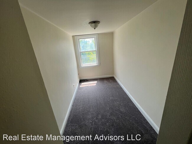 Foto del edificio - 3 br, 1 bath House - 141 W 22nd Street