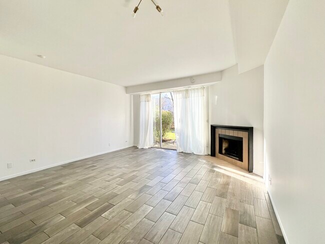 Building Photo - 1544 Darien Lake Dr