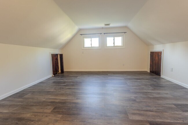 Foto del edificio - Spacious 2 Bedroom, 1 Bathroom (Full House...