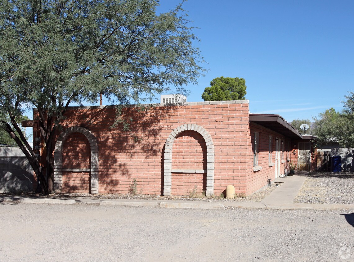 Building Photo - 2633-2643 N Dodge Blvd