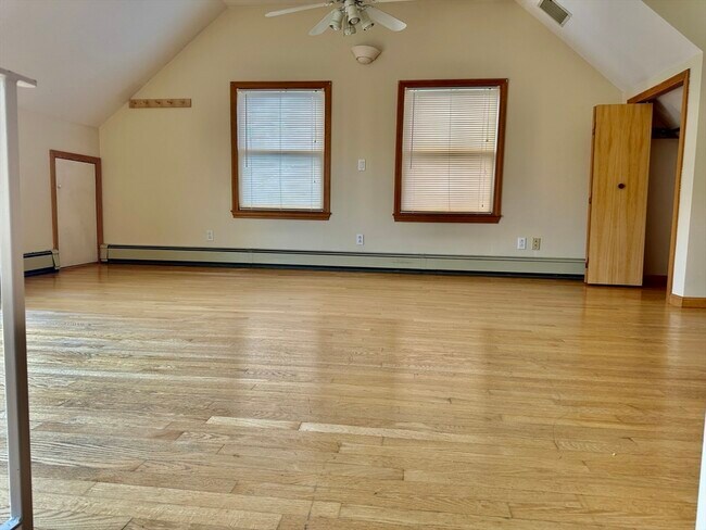 Building Photo - 16 Central St