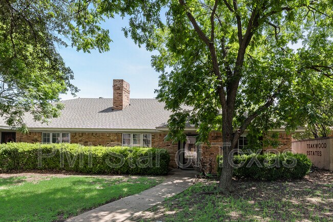 Foto del edificio - 2130 Teakwood Ln