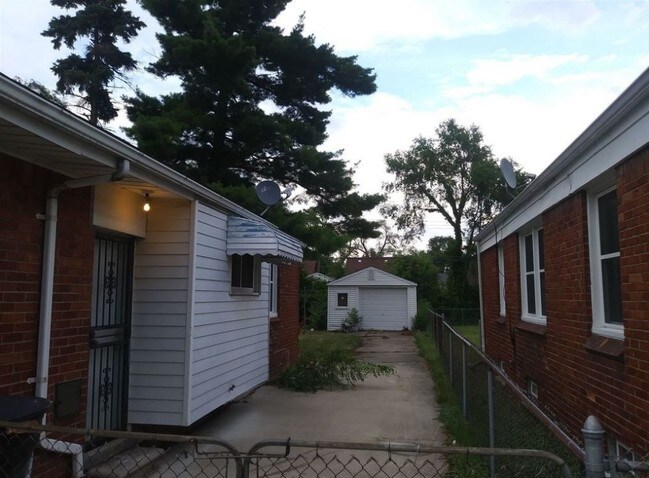 Building Photo - 8664 Westwood St