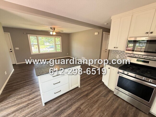 Foto del edificio - Blaine House on Large Corner Lot, Updated Kitchen & Baths, Family Room, Private Deck Area
