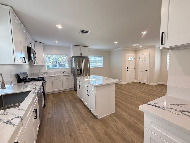 Foto del edificio - Brand new home 3/2 in prime Sylmar area