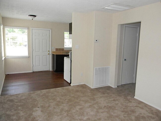 Building Photo - 5220 Antha St