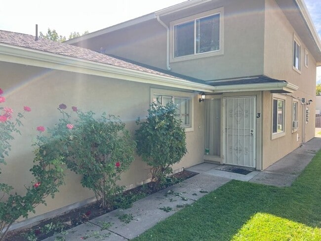 Building Photo - Beautiful Two Story Condo near Meadowoo...