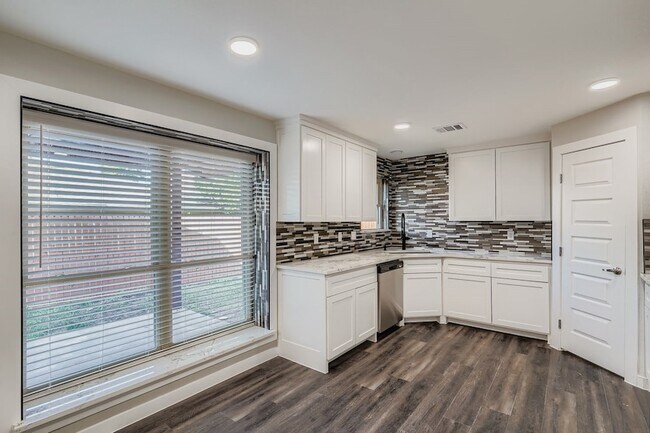 Foto del edificio - 3809 Misty Meadow Dr