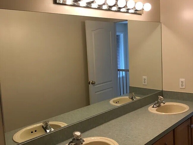 Foto del edificio - 7782 Watford Dr