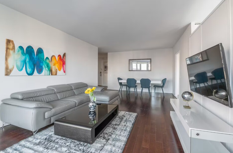 Foto principal - 331 E 83rd St