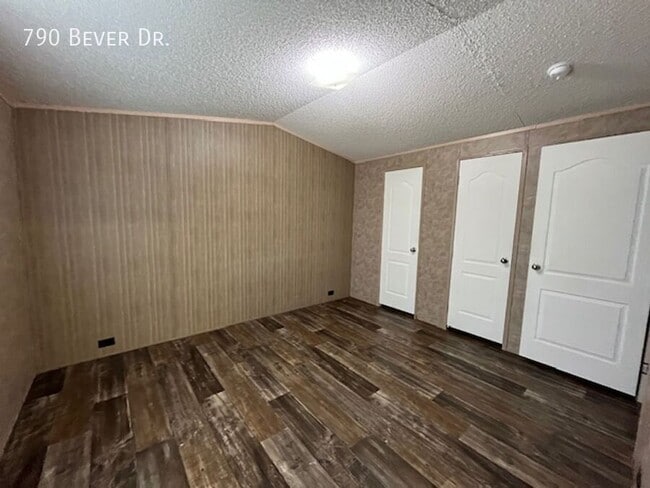 Building Photo - 790 N Bever Dr