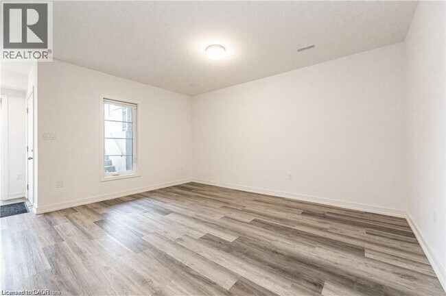 Building Photo - 205 W Oak Trl