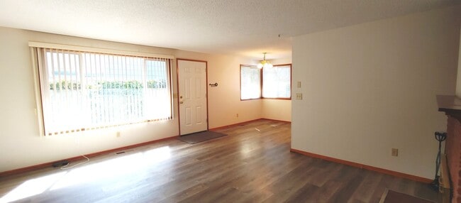 Building Photo - *$500 OFF FIRST FULL MONTH'S RENT* Charmin...