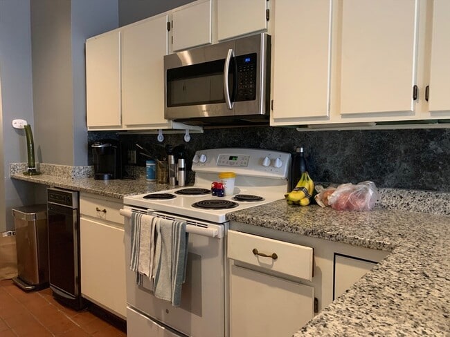 Building Photo - 556 Columbus Ave