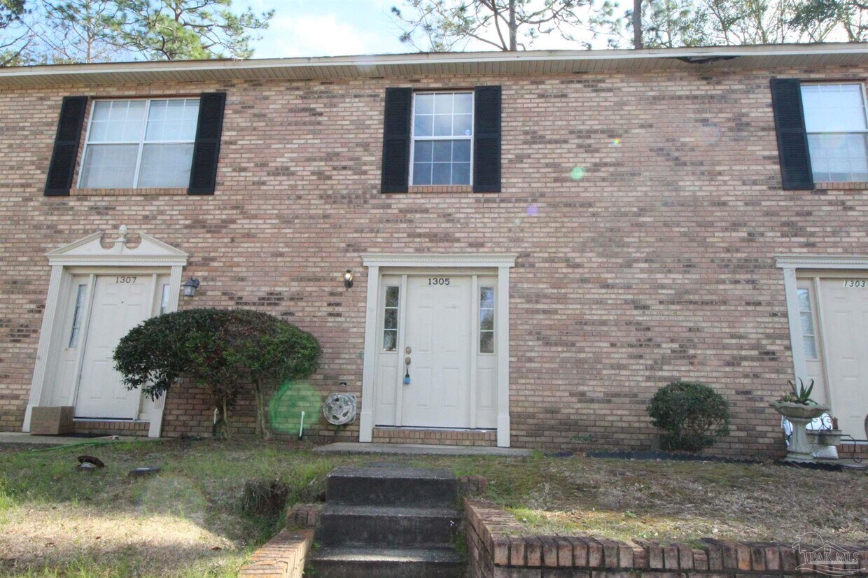 Foto principal - 1305 Foxborough Dr