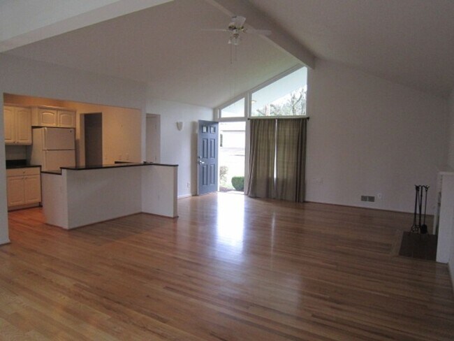 Foto del edificio - 2 Bed 1 Bath Home in Cedar Hills Neighborh...