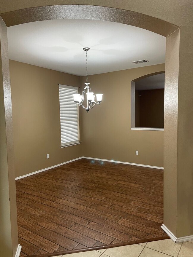 Building Photo - Available Now! Spacious & Well-Maintained ...