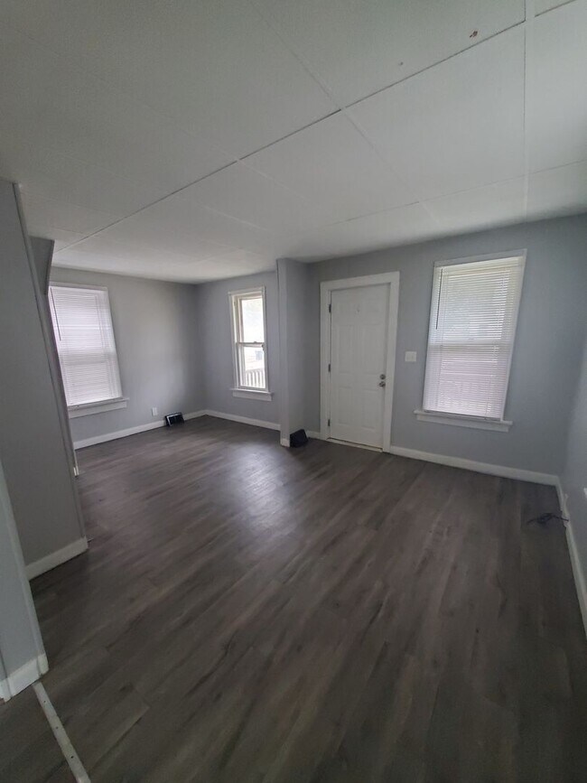 Building Photo - 2 bedroom / 1 bath 1.5 story home in Rock ...