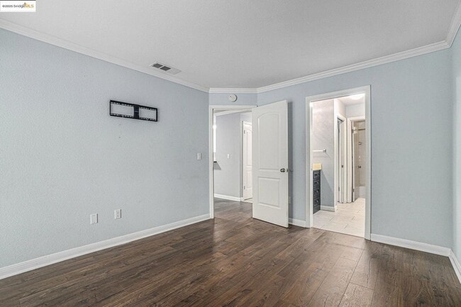 Building Photo - 1122 S Villa Way