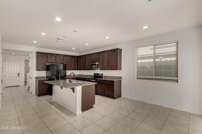 Foto del edificio - 17995 W Hilton Ave